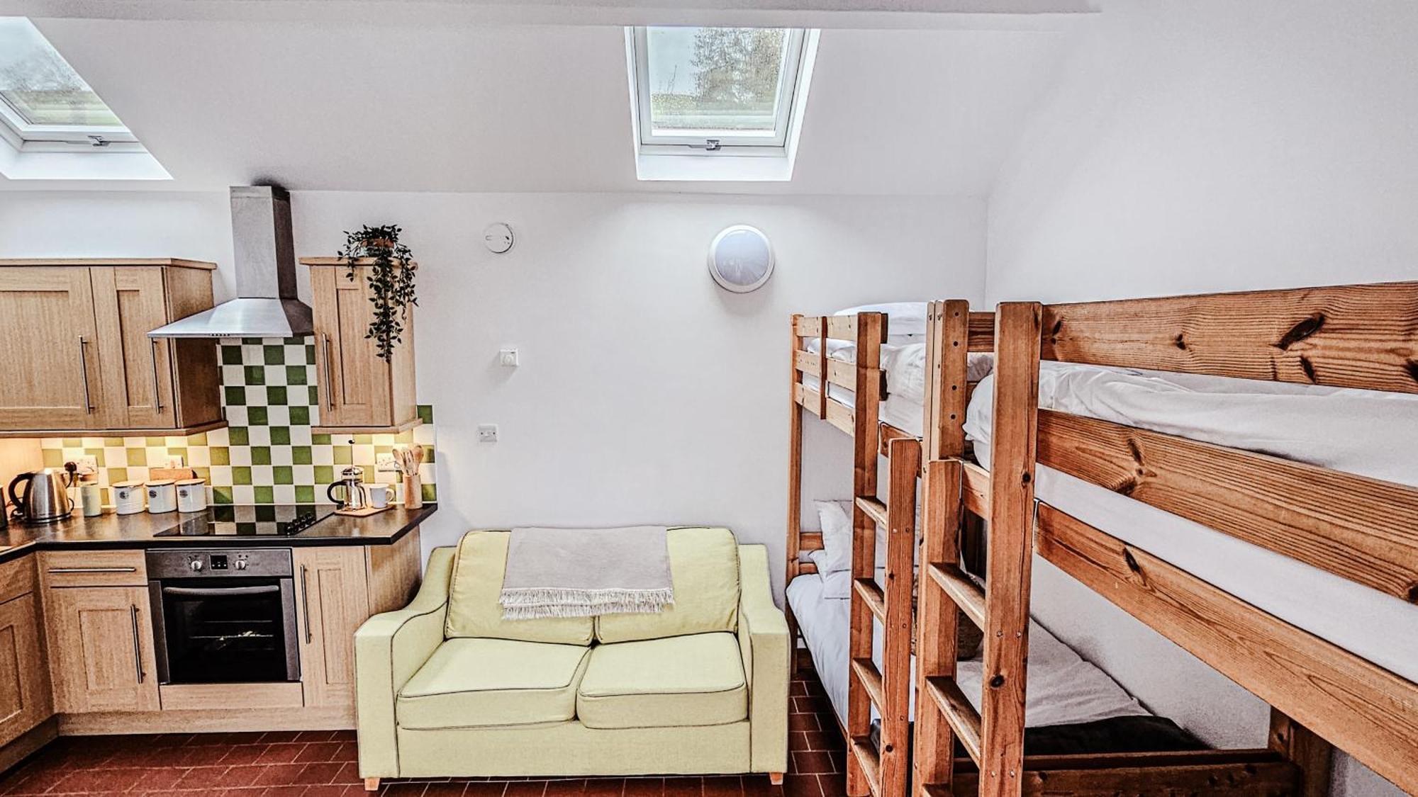 Wild Valley Bunkhouse Llanrhaeadr-ym-Mochnant Exterior photo