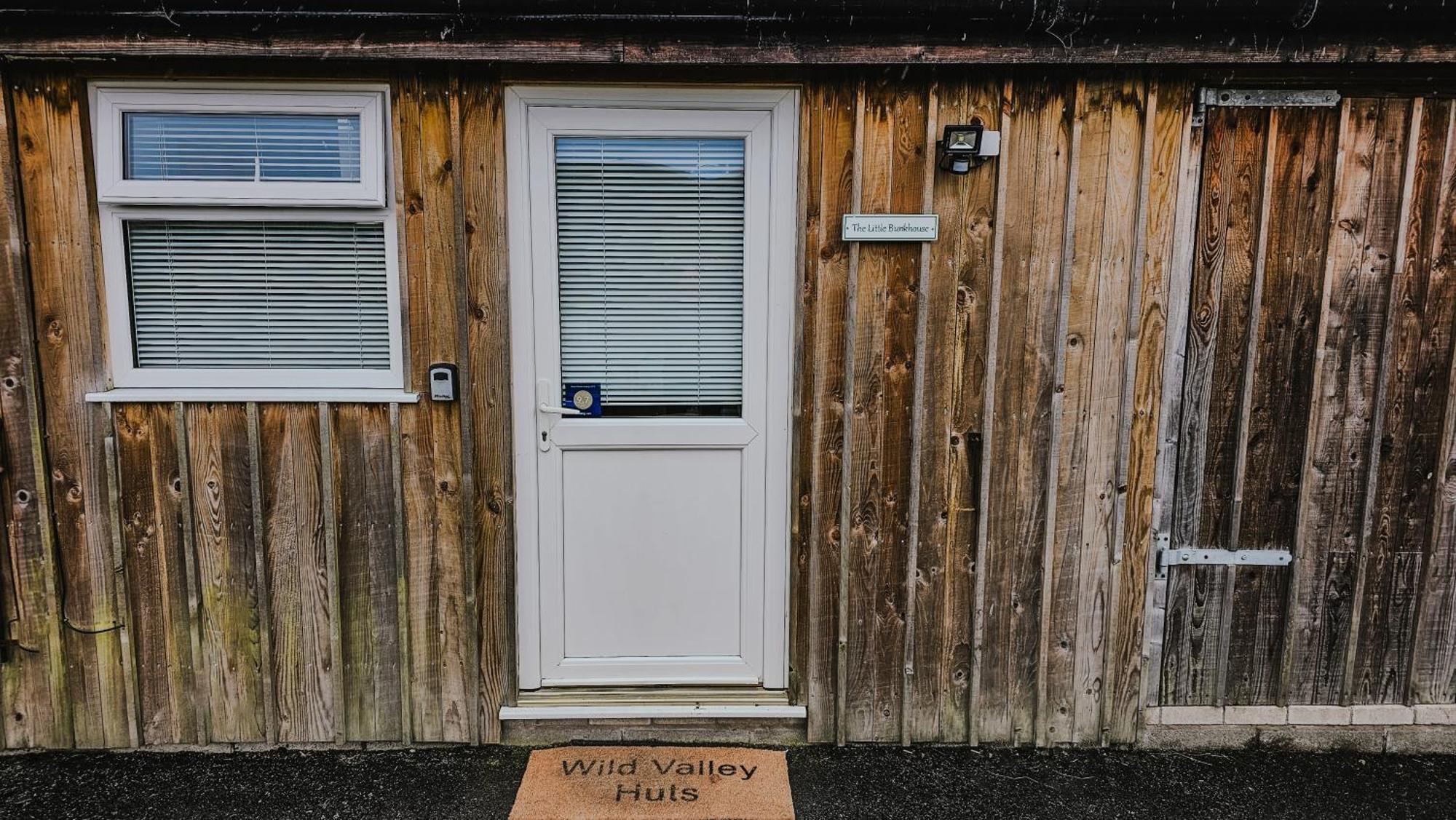 Wild Valley Bunkhouse Llanrhaeadr-ym-Mochnant Exterior photo
